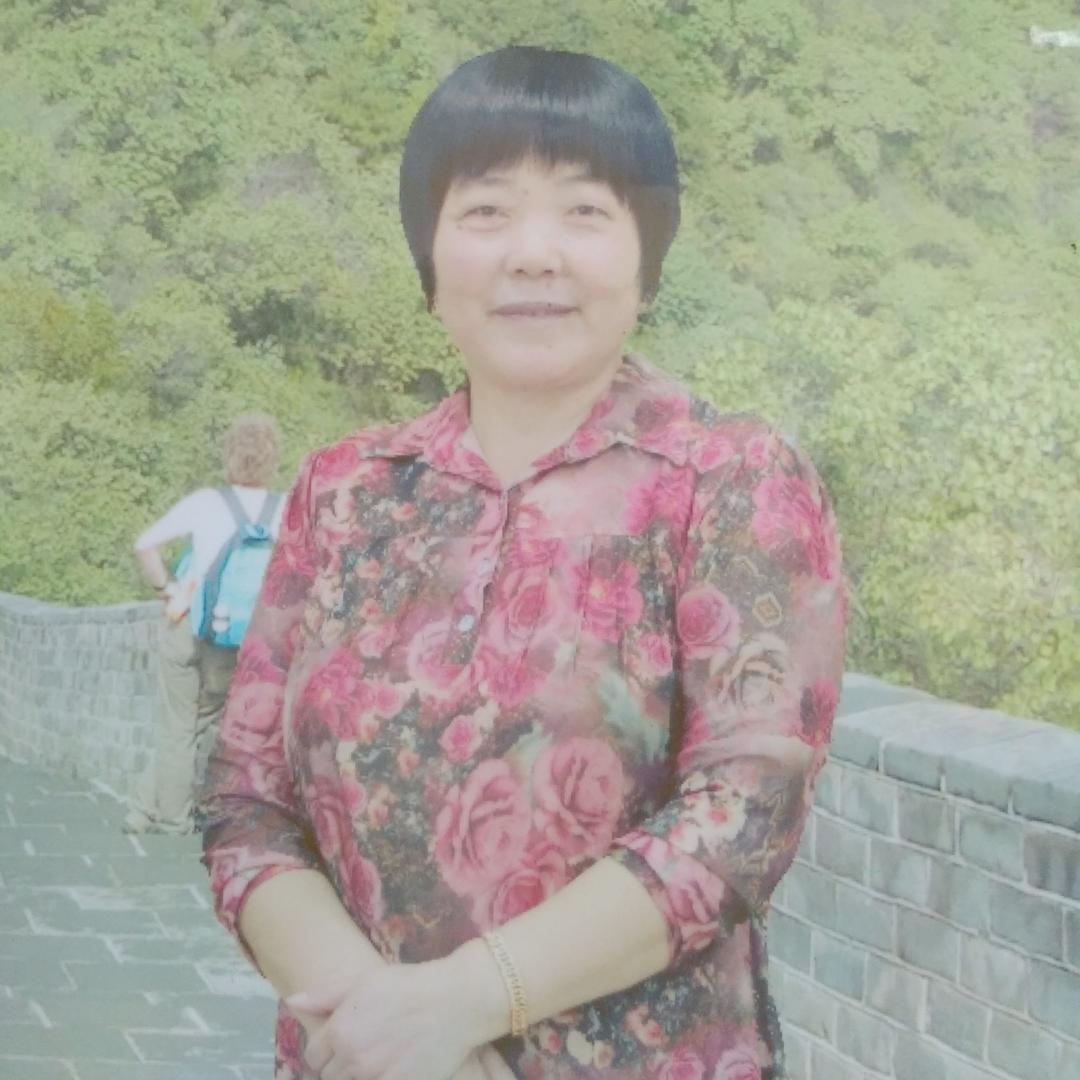 彐英