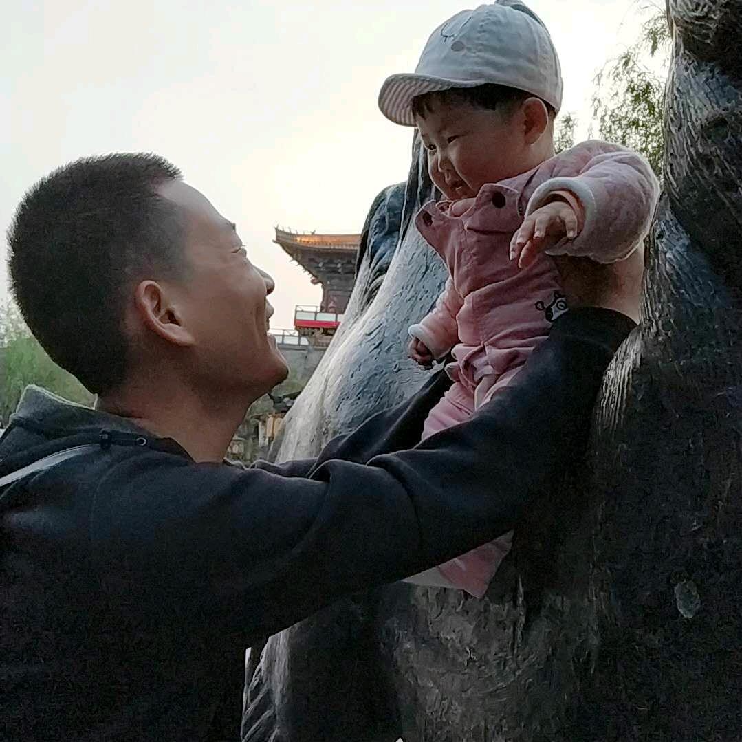 何处不相逢           ╲