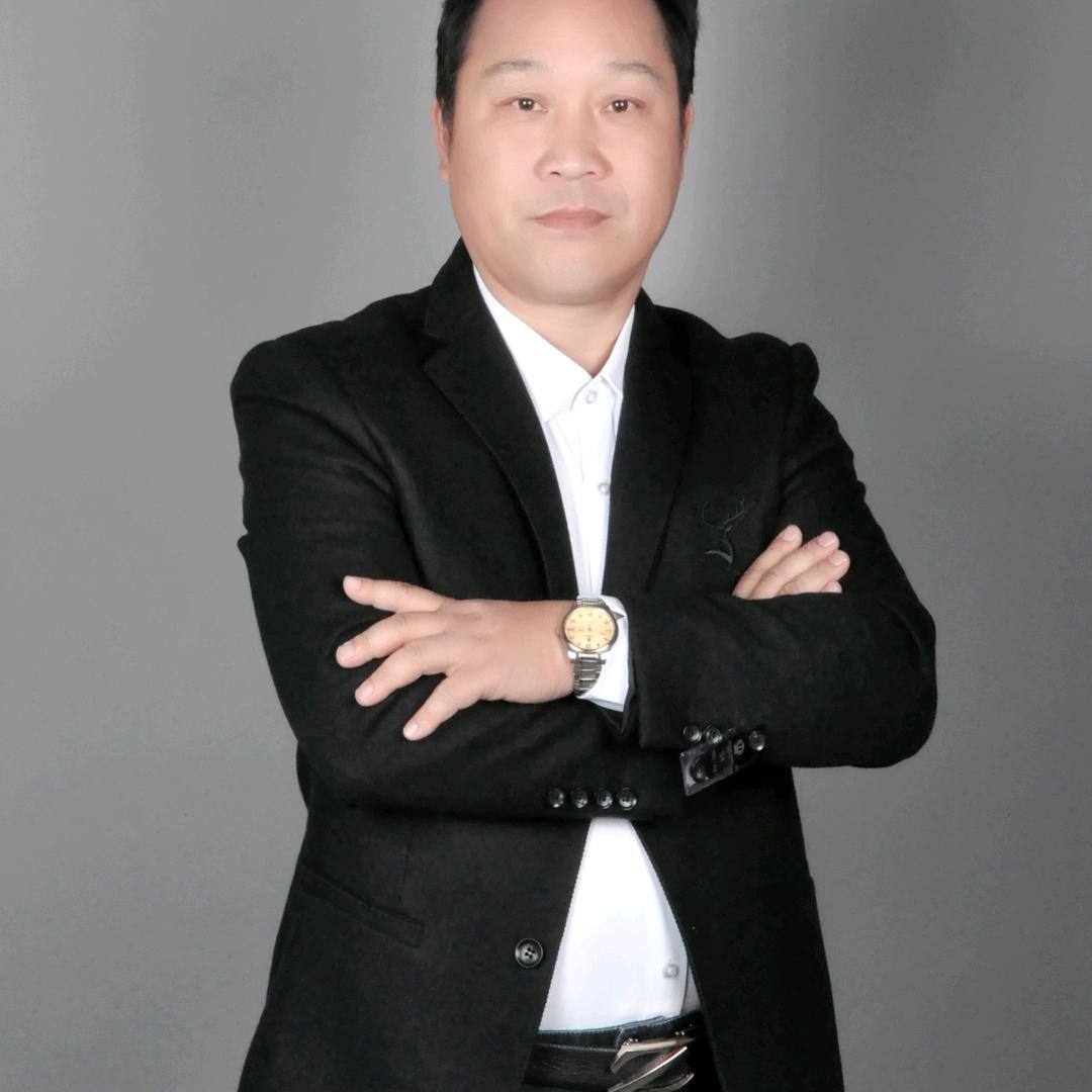 镇川，商品在橱窗里