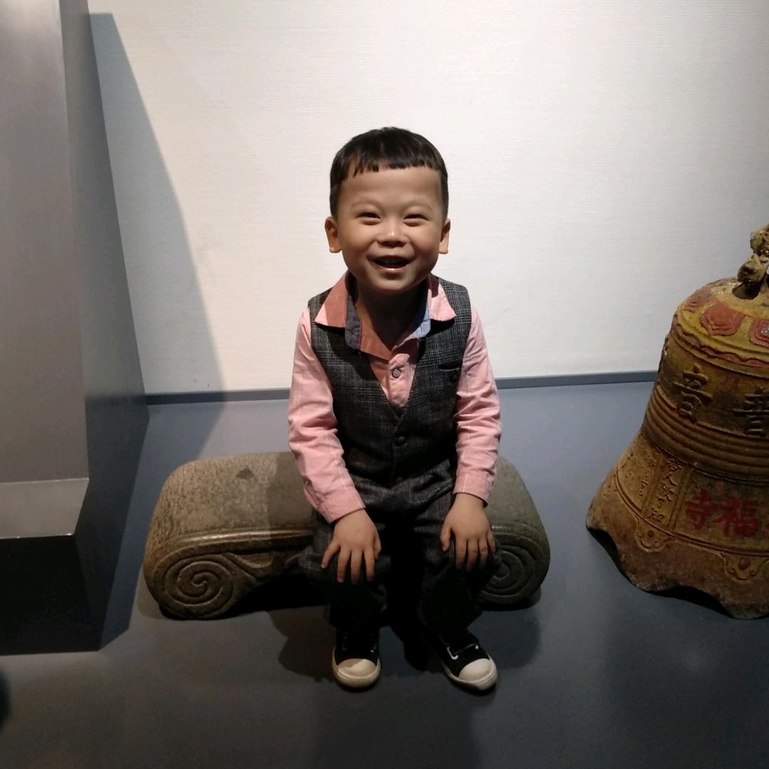 采蘑菇的小姑娘