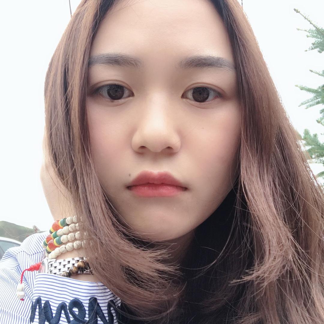 在安顺开眼镜店的童童
