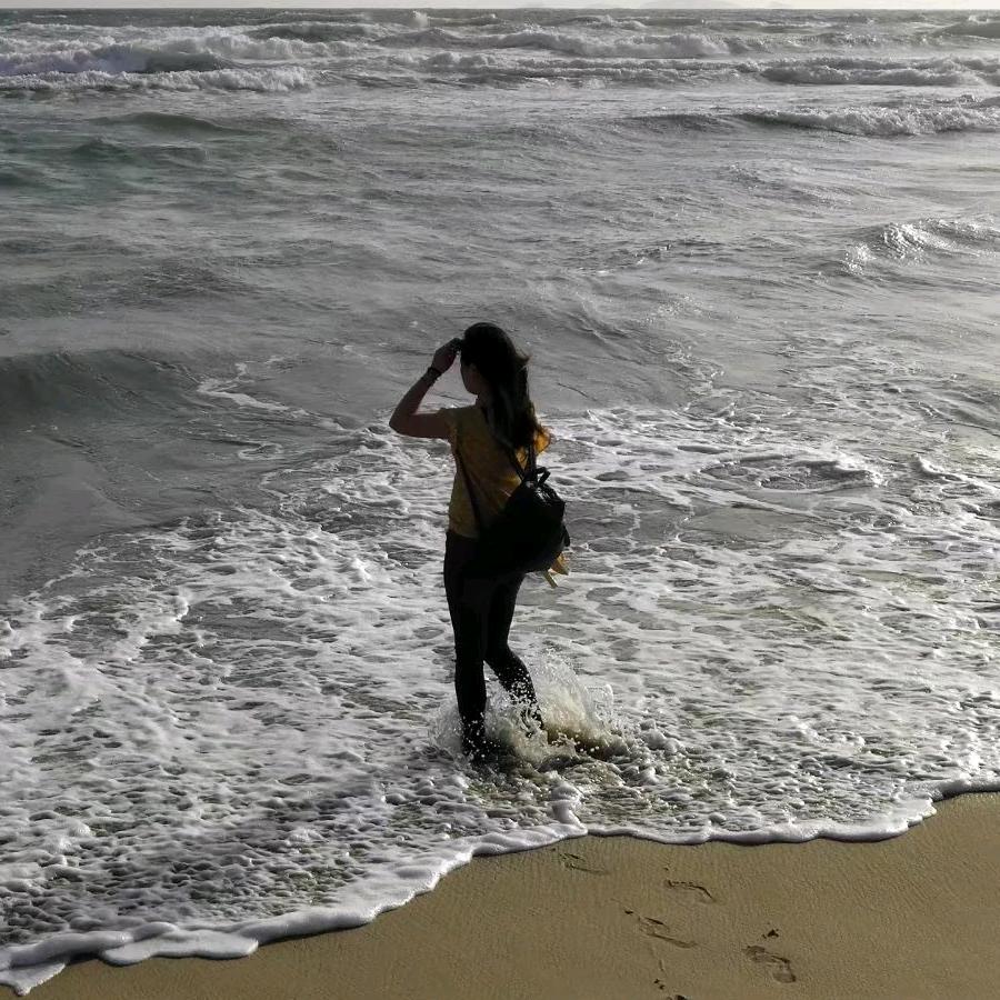 一人一床一屏一世界