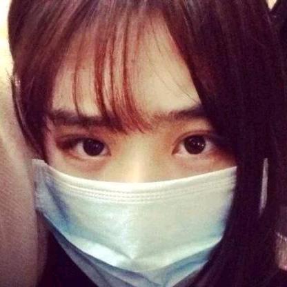 喝饮料爱咬吸管的少女