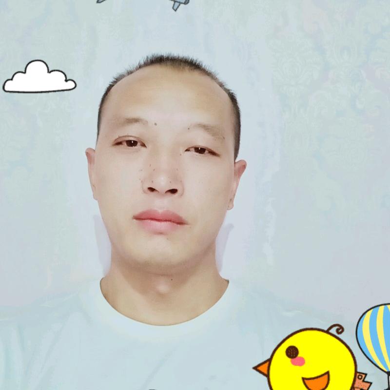 没伞的孩子在奔跑