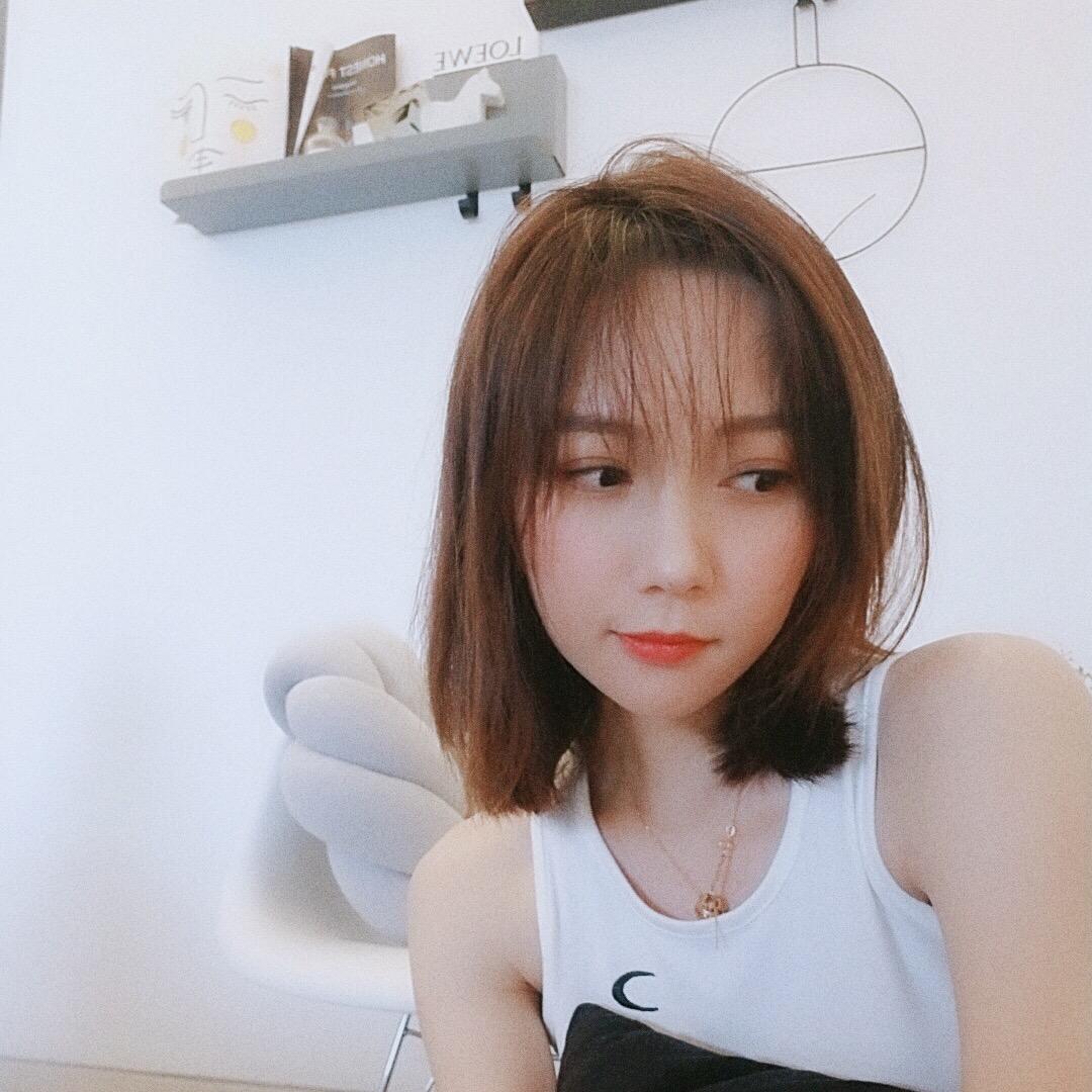 挥着鸡翅膀的女孩