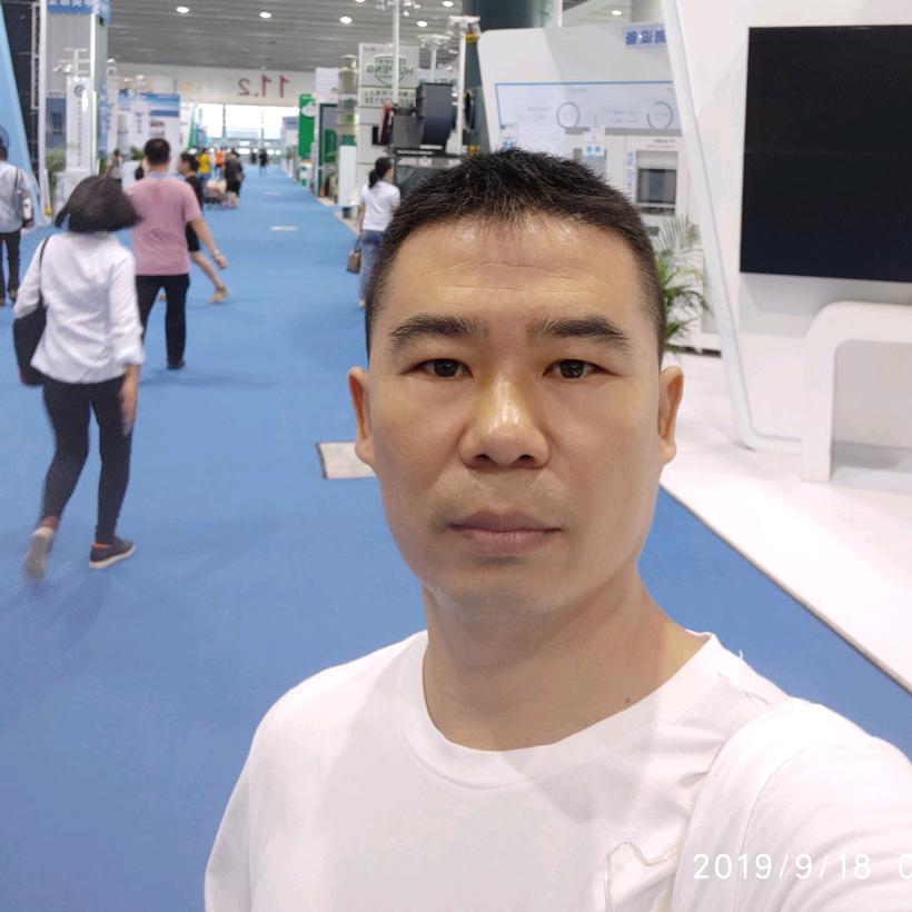 铺地毯 地胶的手艺人 冯廷军