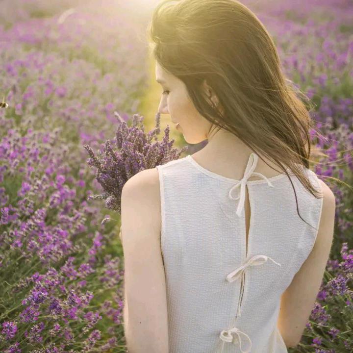 抬头30°的微笑、