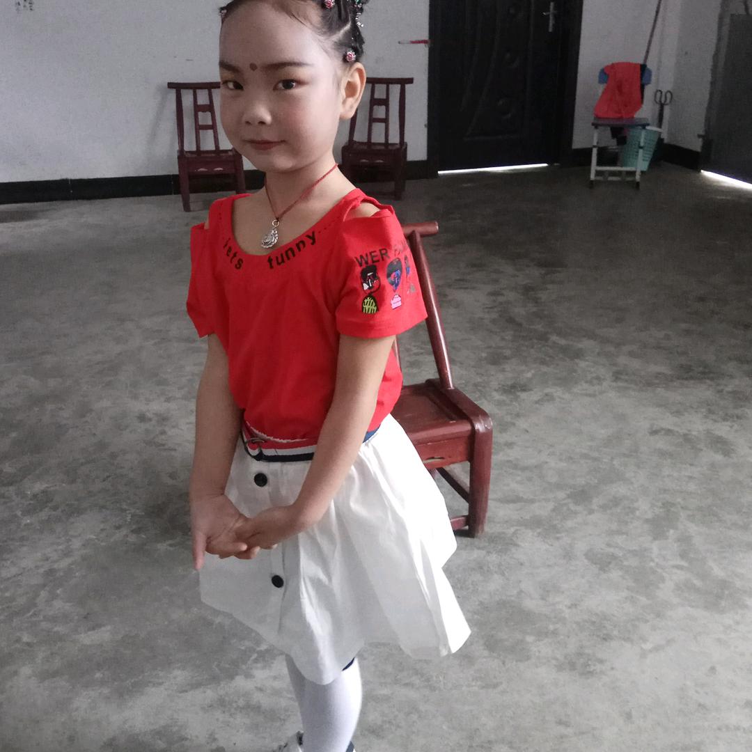 黄芬。