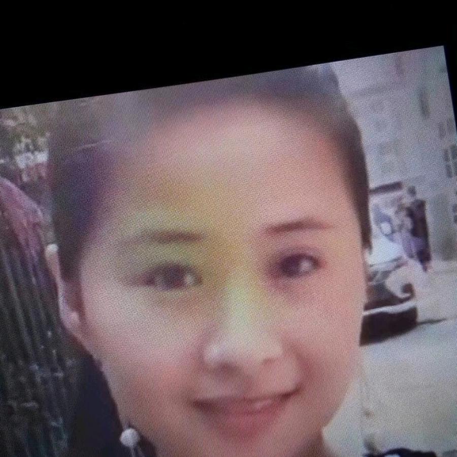 笑笑不说话