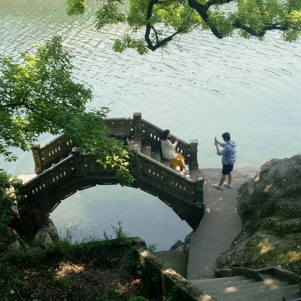 擦肩而过