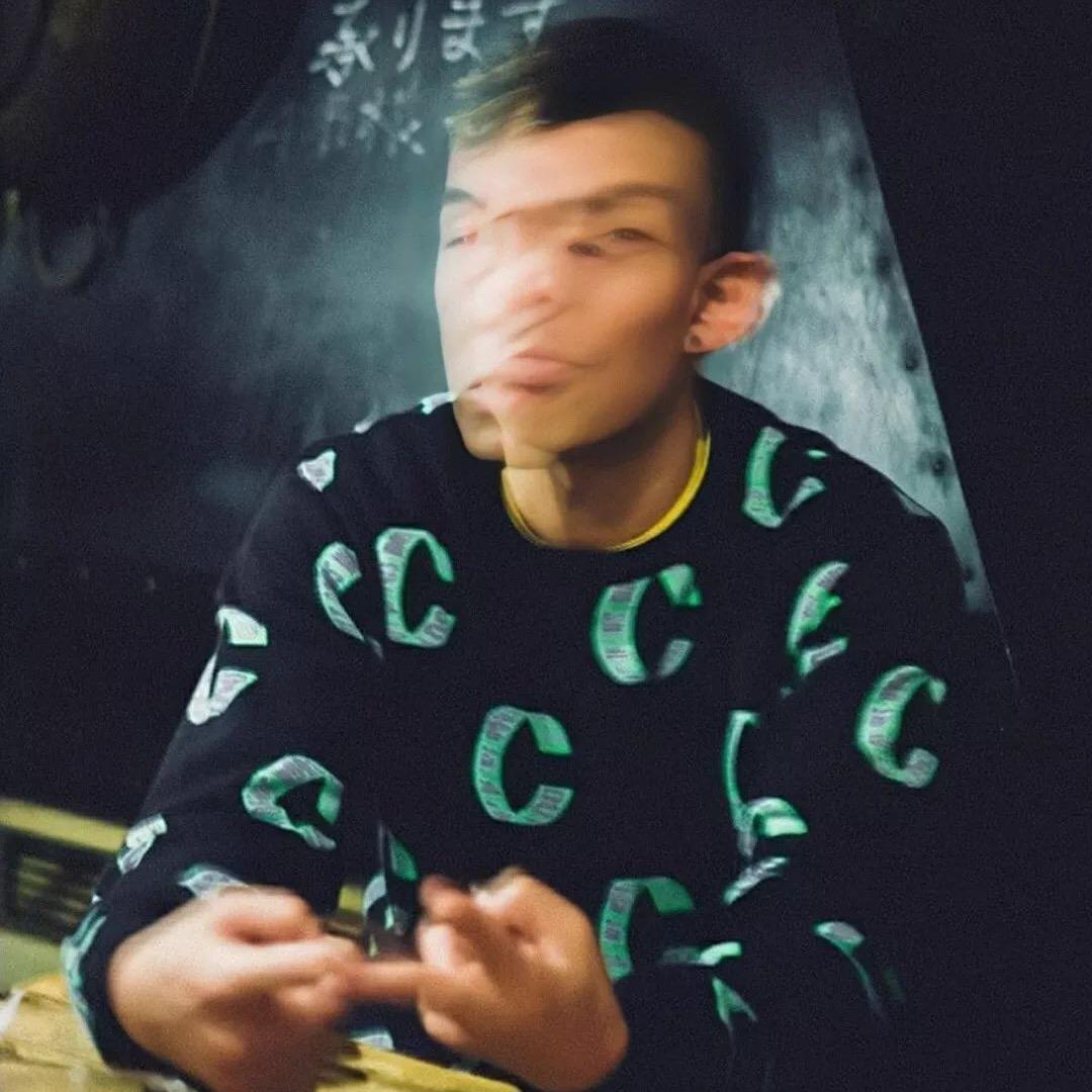 ♘