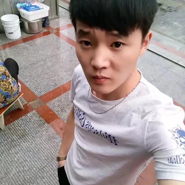 奔跑中的少年