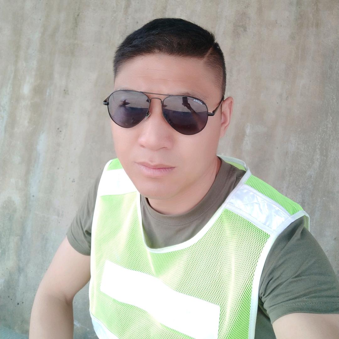 教练（荆盛墨镜哥）