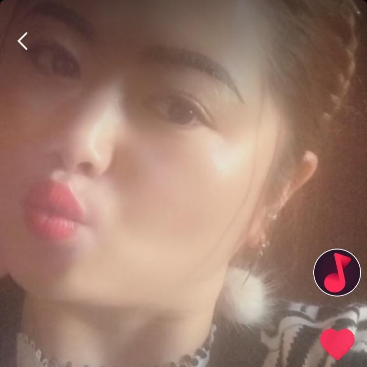 爱唱歌的酒窝美女😄😝🌸🌹❤️
