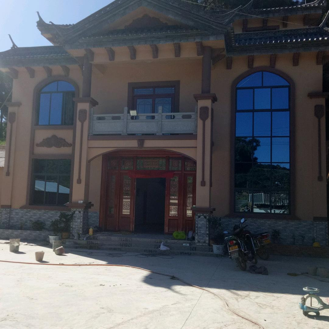华