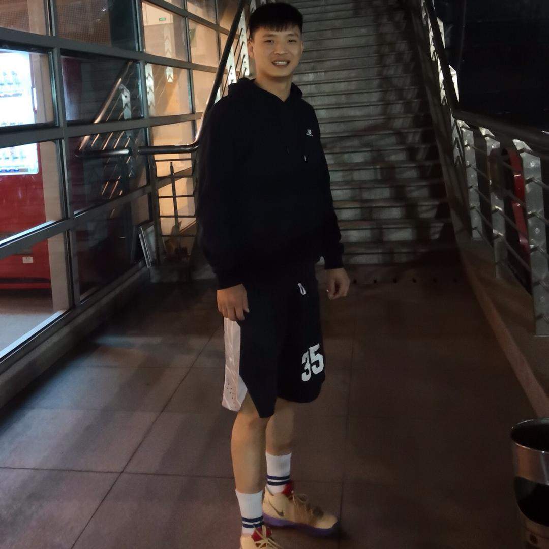 大白鲨游泳馆刘教练