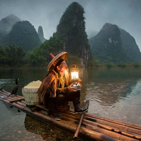 淡淡的走着