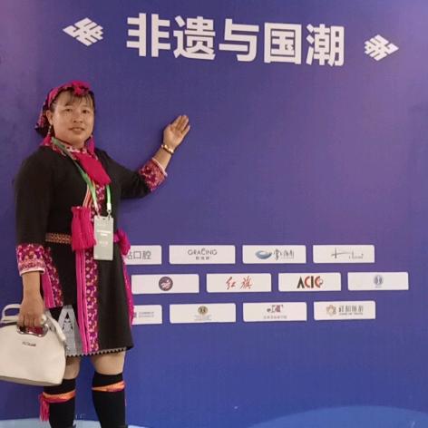 一把折扇<戴>君心。