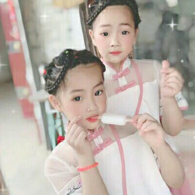 双胞胎小姐妹