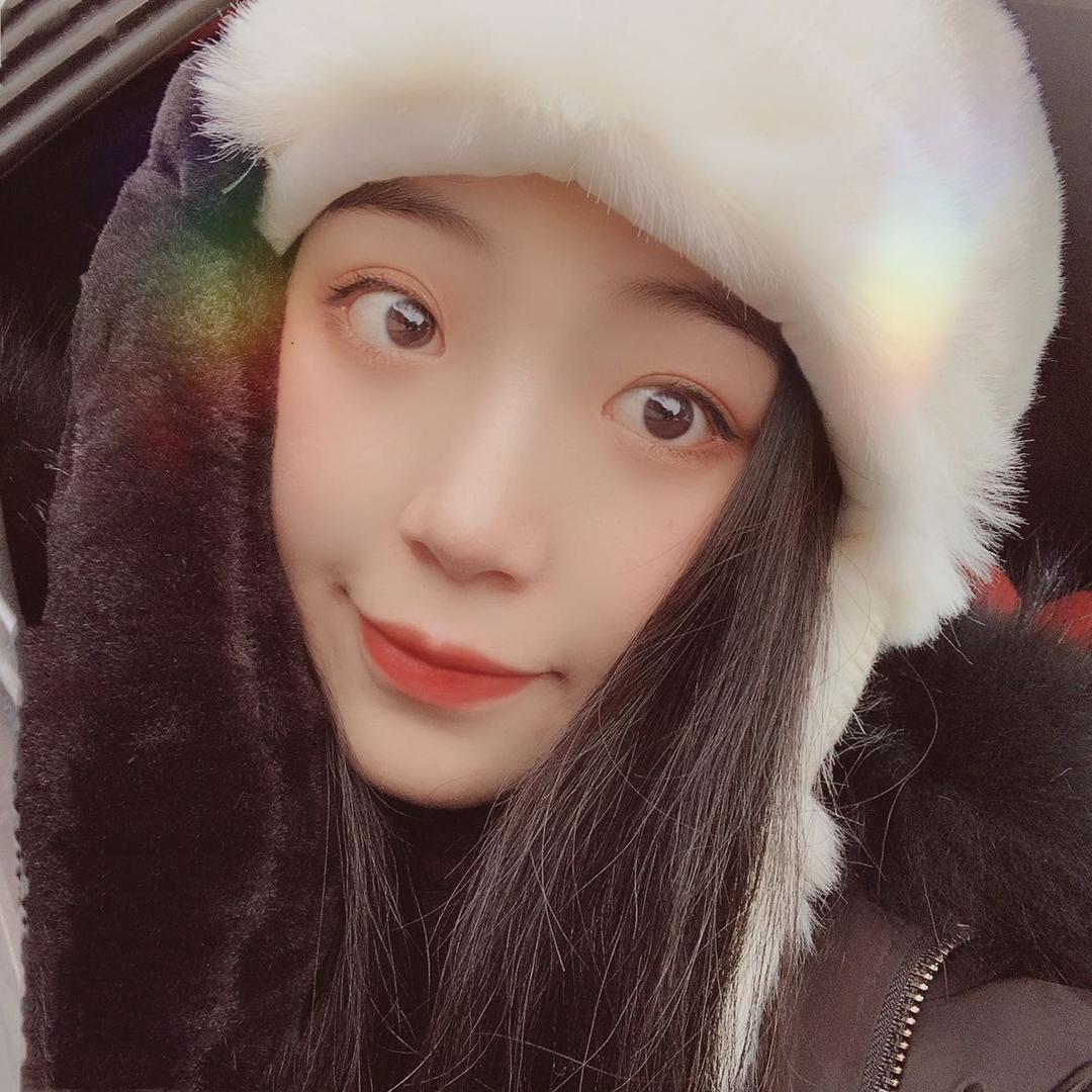 小何今天很开心