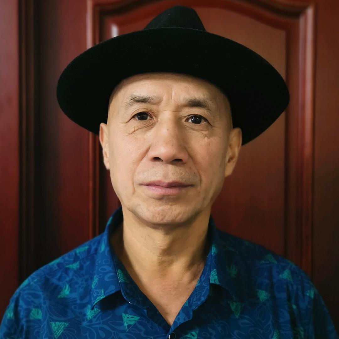 老侯爱歌唱