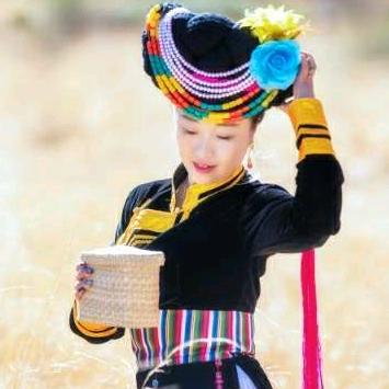 泸沽湖卓玛阳光藏装店