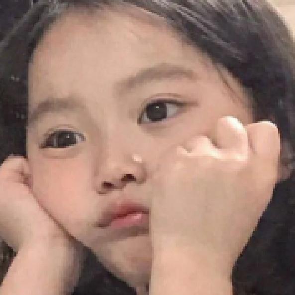 踩蘑菇的小姑娘