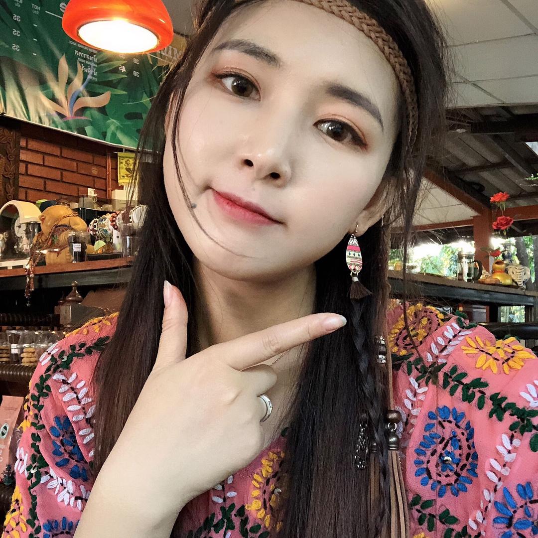 爱臭美的吃货玲玲