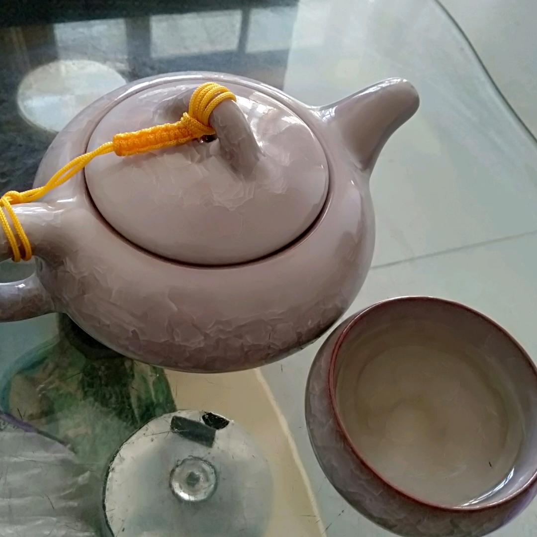 爱喝茶的小女孩