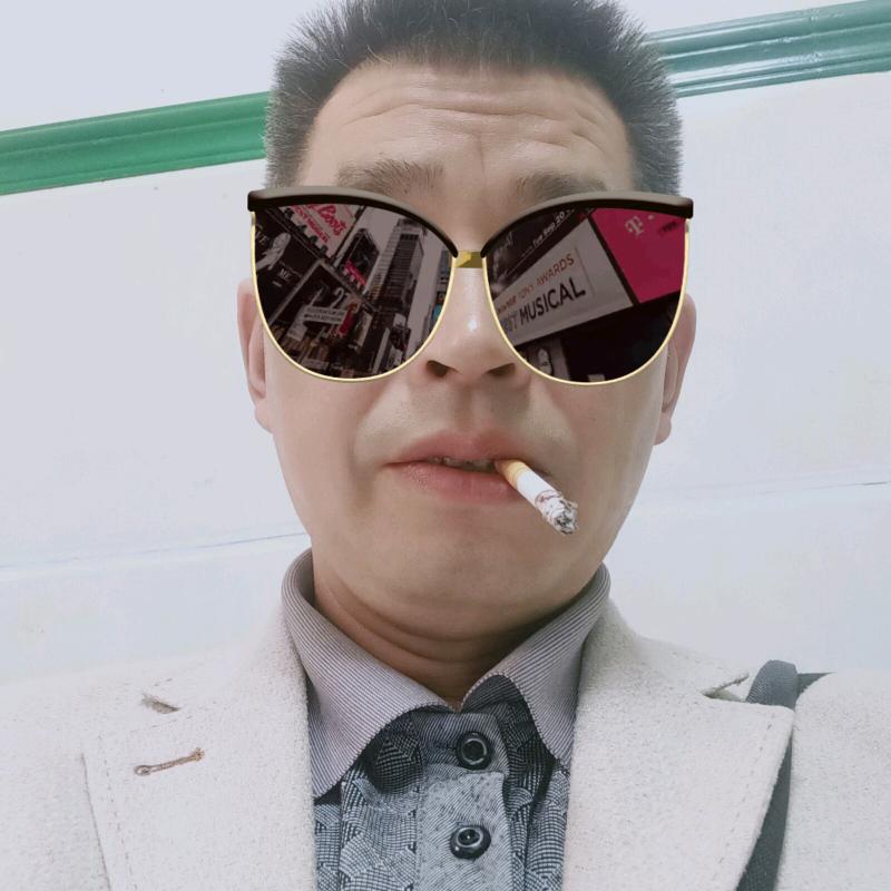 中通外直。出污泥而不染，刘海琼。男。