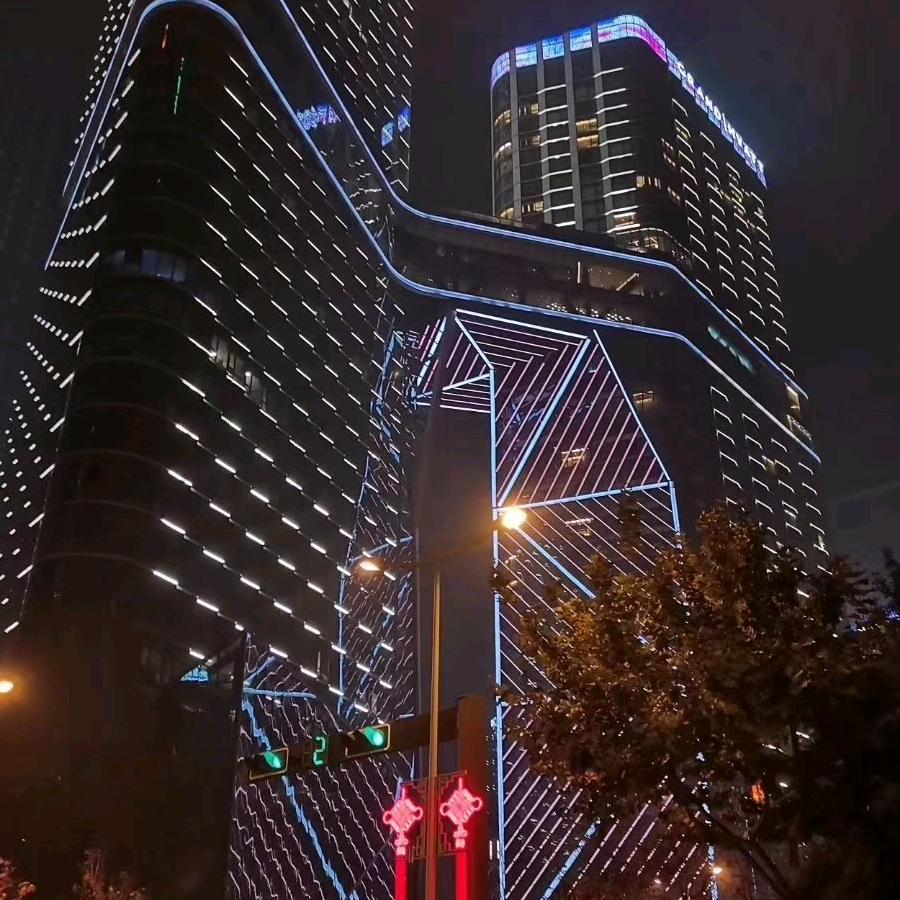 越过山丘。