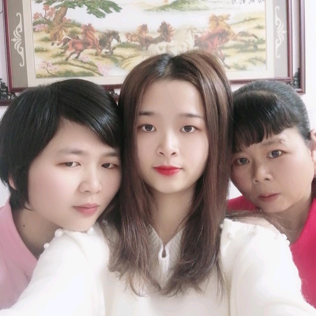 臭美的小胖妞
