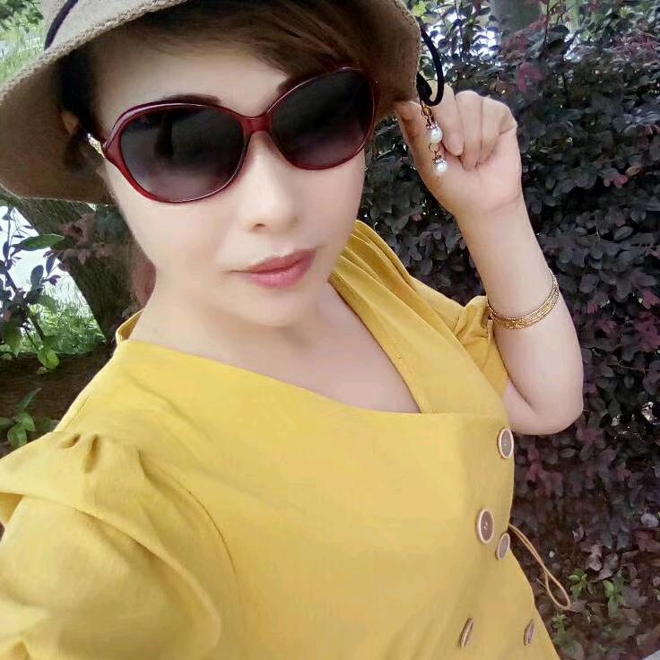 欧一芳时尚女装