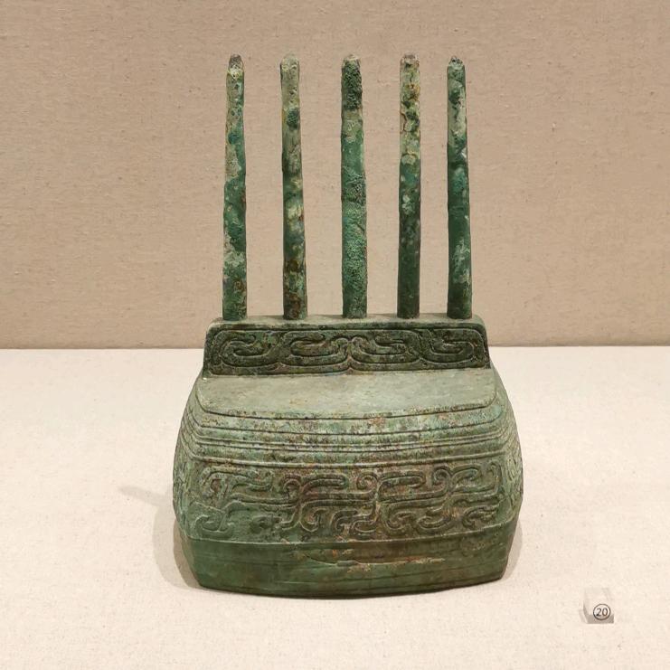 做俯卧撑的医森