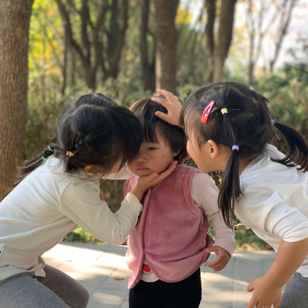 三个小姑娘