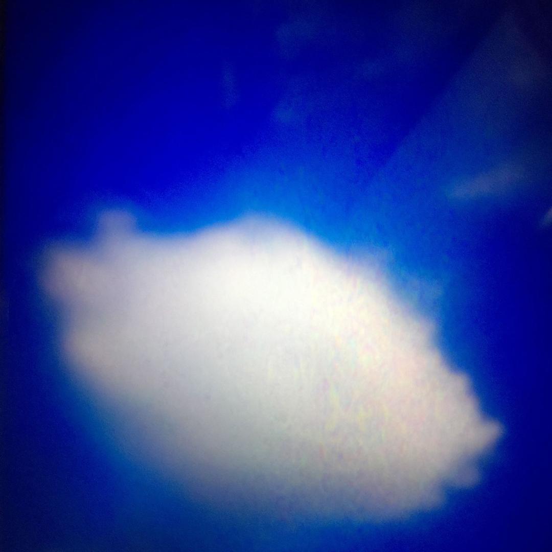 万里晴空云一朵