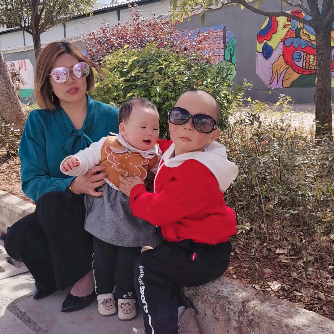 围着孙子的奶奶