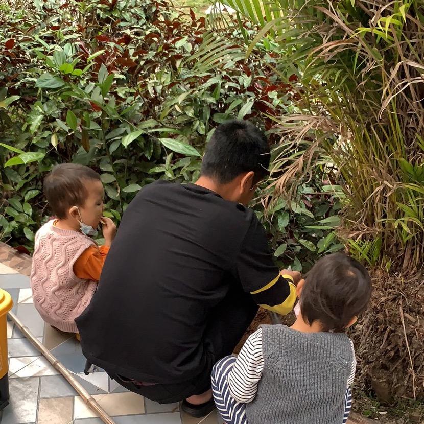 姐姐弟弟一家人