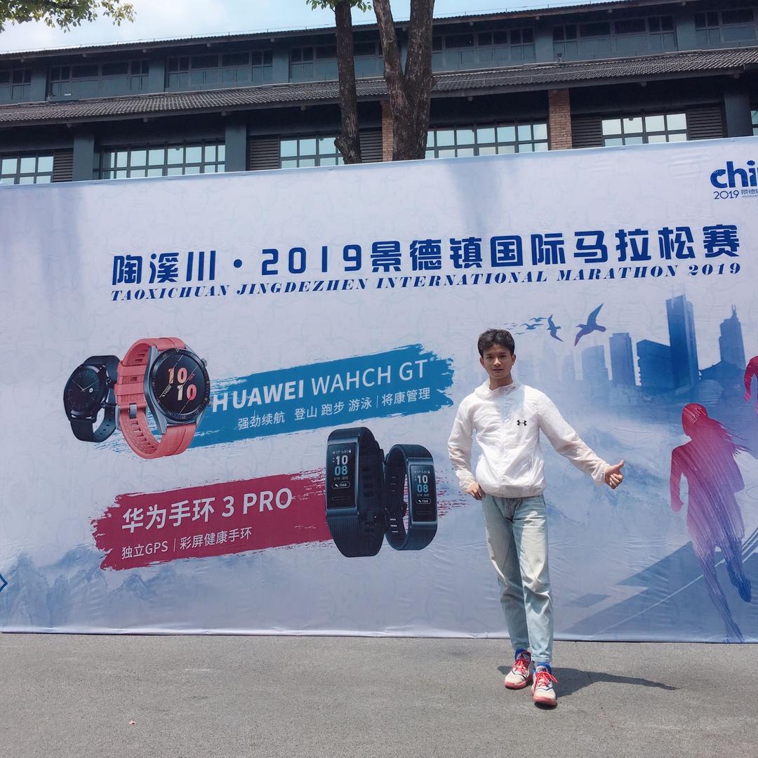 对酒当歌舞翩跹。