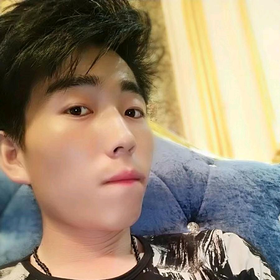 开卡车的～通通