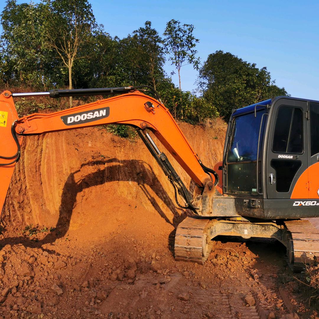 小坤 大小挖机 拖车设备出租