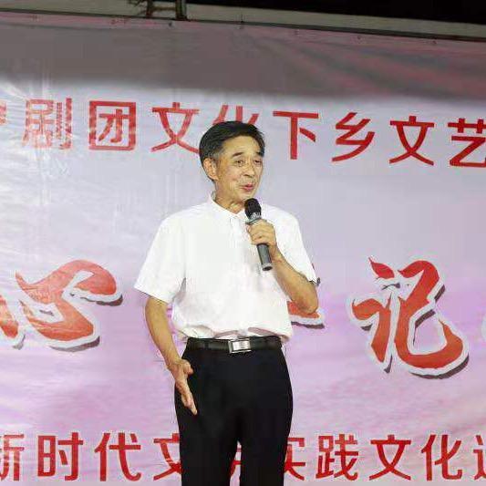 慕容庆鹏爱唱歌