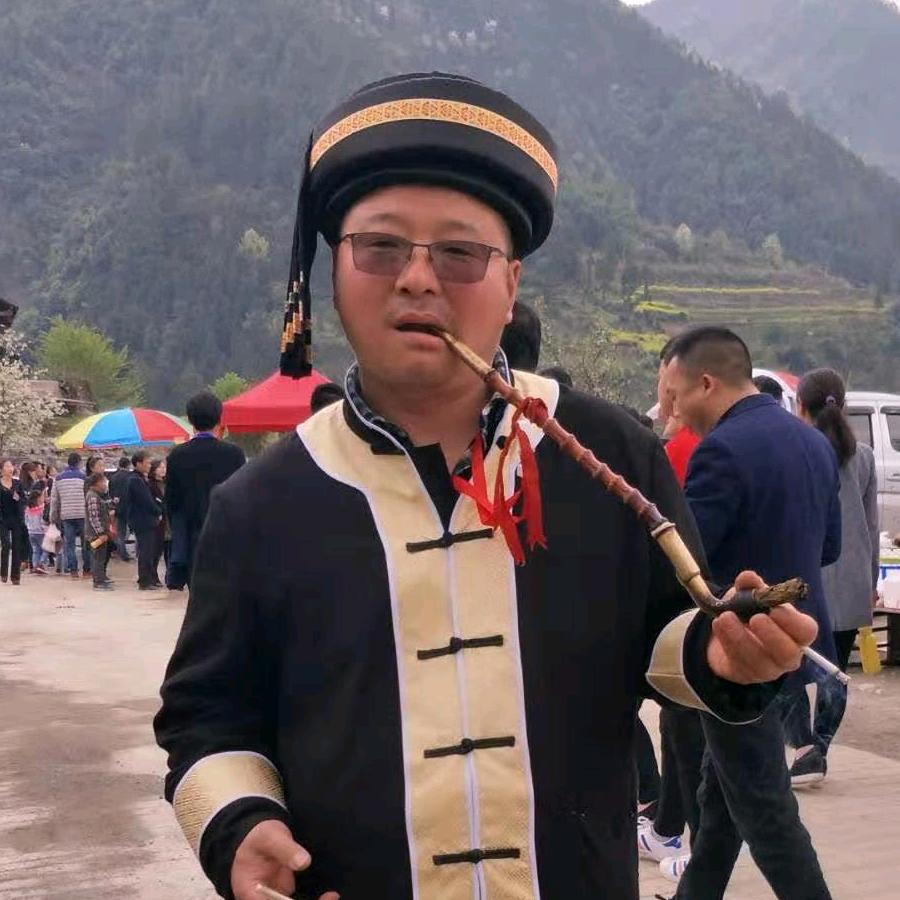 老农民，覃登军