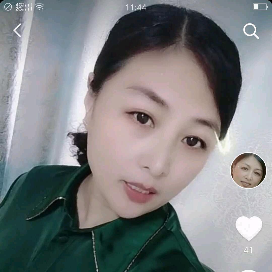 王霞