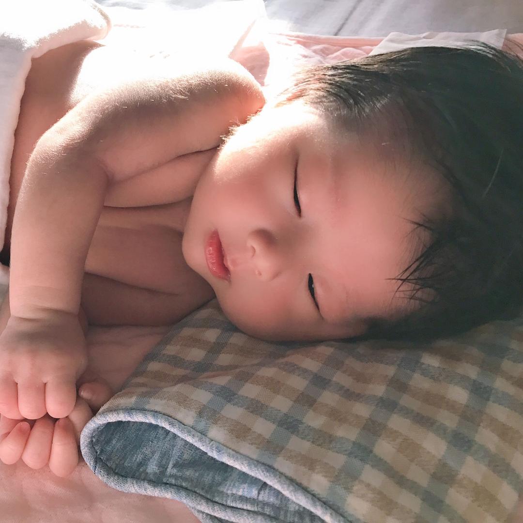 一屋四人两个娃。