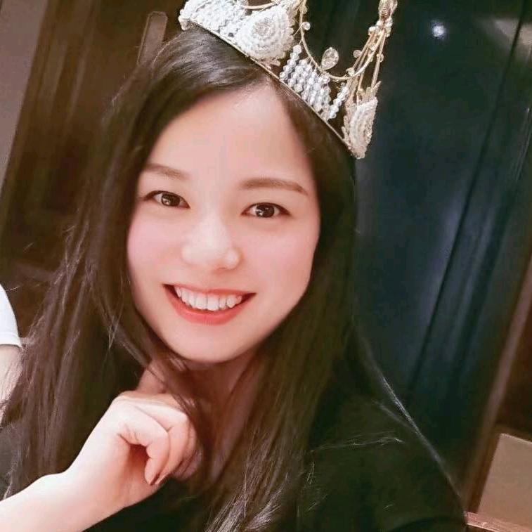 芳小姐徒手捏脸