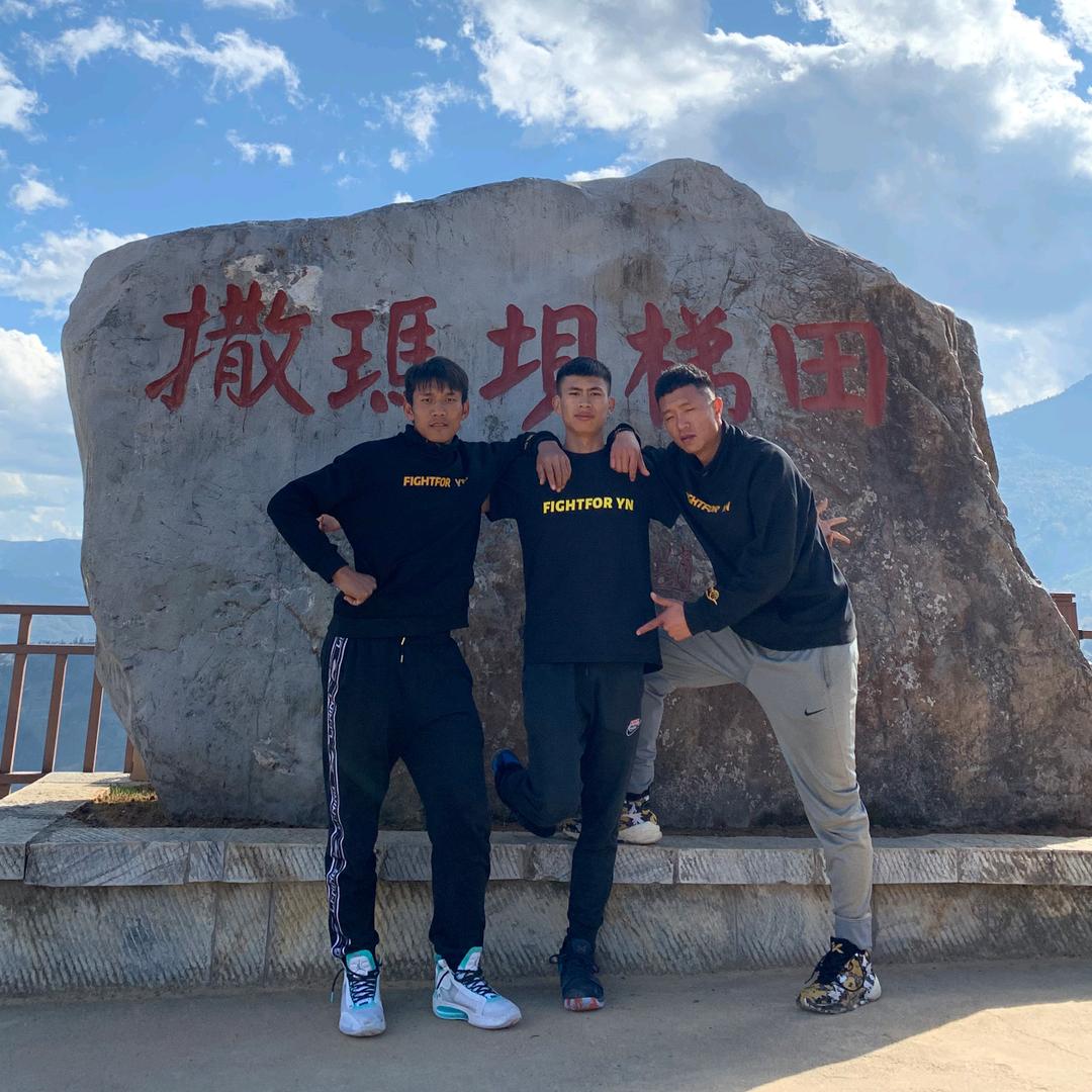 练篮球的体育老师