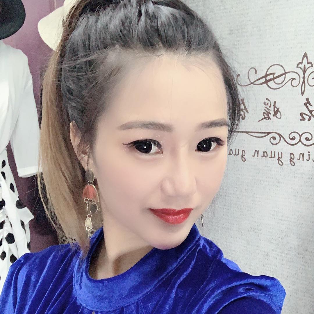 颜时尚女装