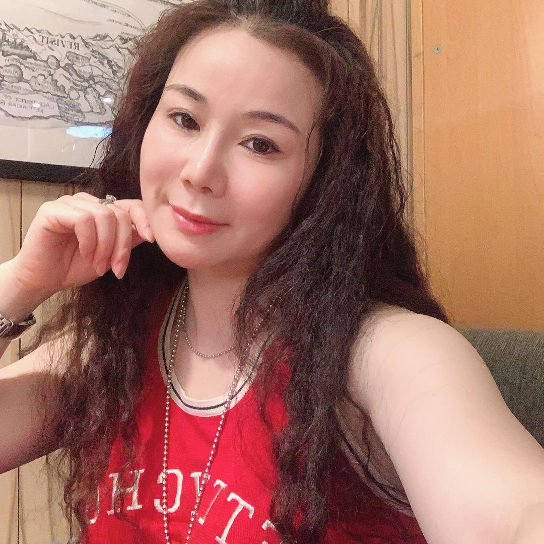 快乐的小女人寂宁……