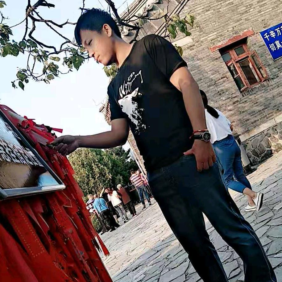 陪笑的少年